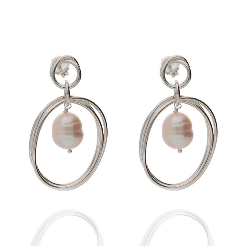 pendientes de mujer en plata largos con unas perlas ovaladas envueltas por varios circulos de plata