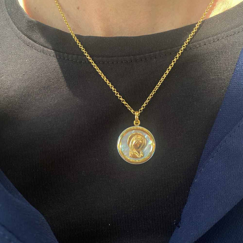 colgante en oro y nacar de la virgen