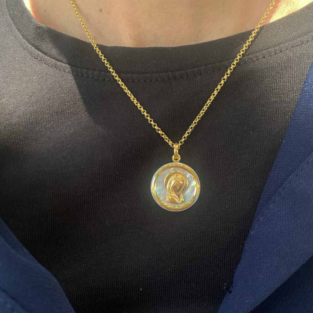 colgante en oro y nacar de la virgen