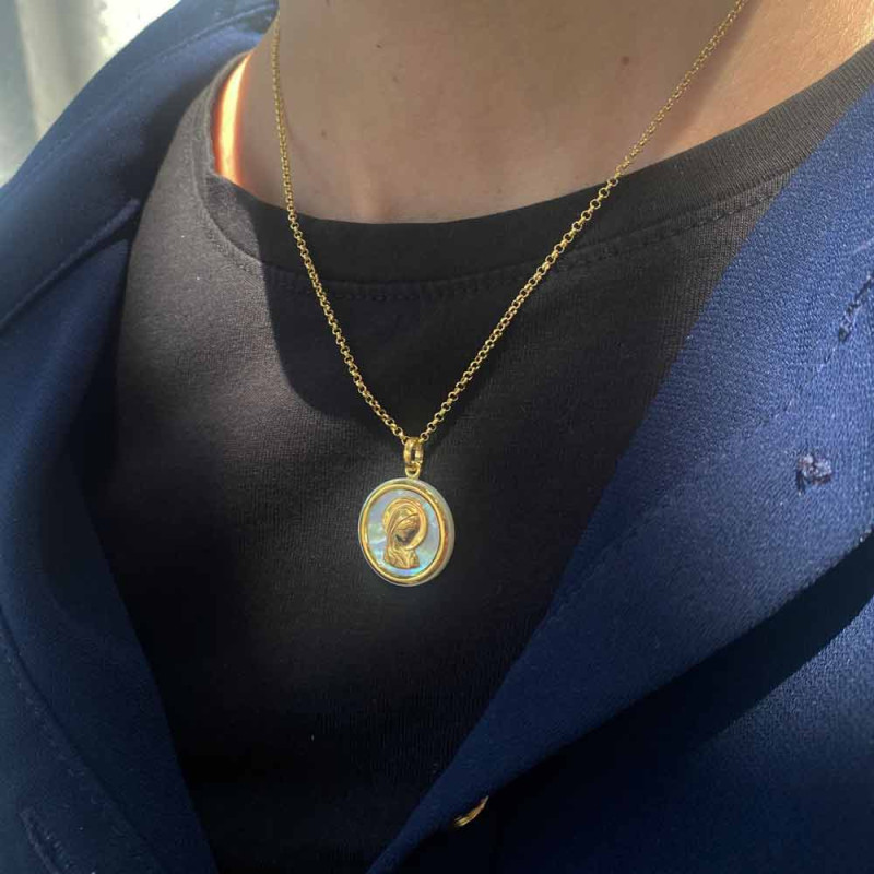 collar de oro con un colgante de la virgen