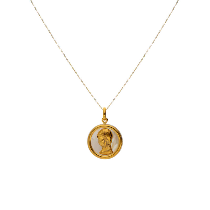 colgante de oro con cadena de oro y la silueta de la virgen