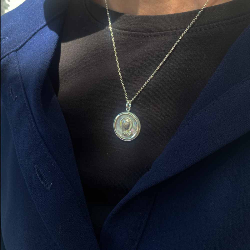 collar para mujer hecho de plata y nacar con la virgen maria