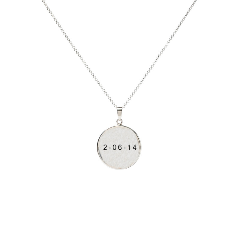 Silver and nacre pendant with a back engraving representing Málaga
