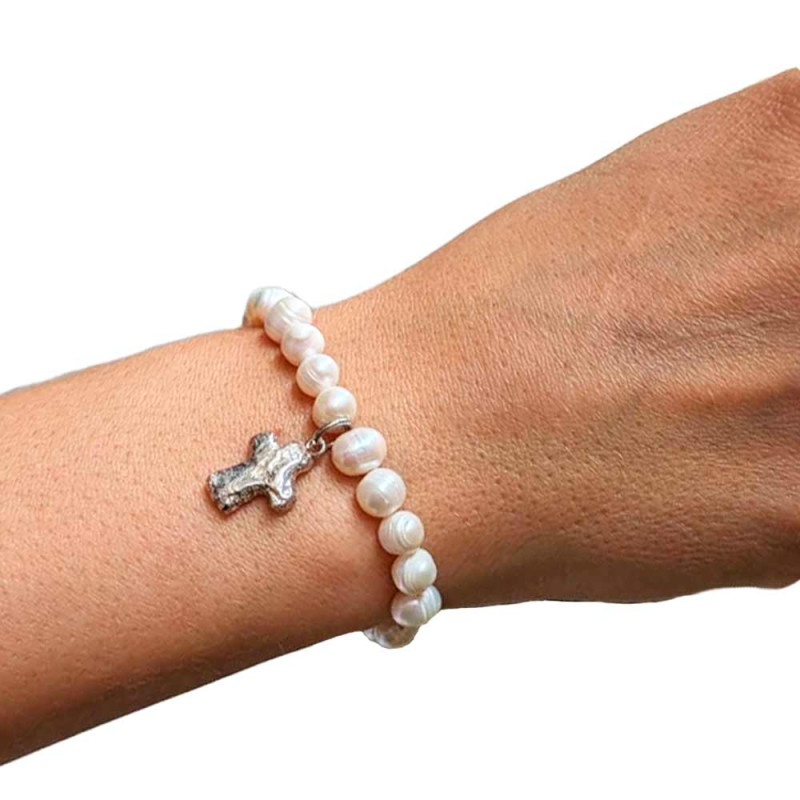 foto modelo de la pulsera con perlas y cruz