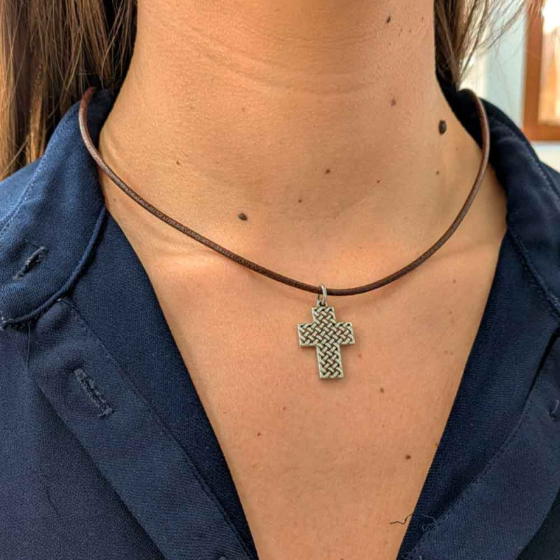 colgante cruz plata con diseño entrelazado