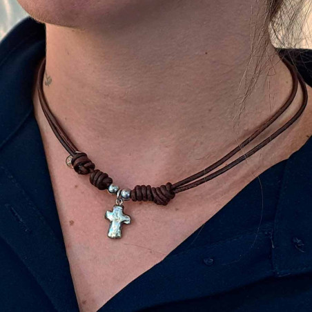 collar para comuniones con cordon de cuero y una cruz asimetrica
