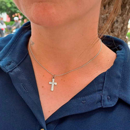 colgante de cruz hecho en plata para comuniones