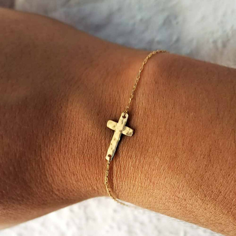 pulsera de plata chapada en oro con una cruz horizontal