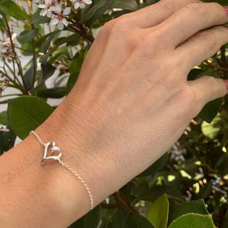 pulsera de plata con un corazon para mujer