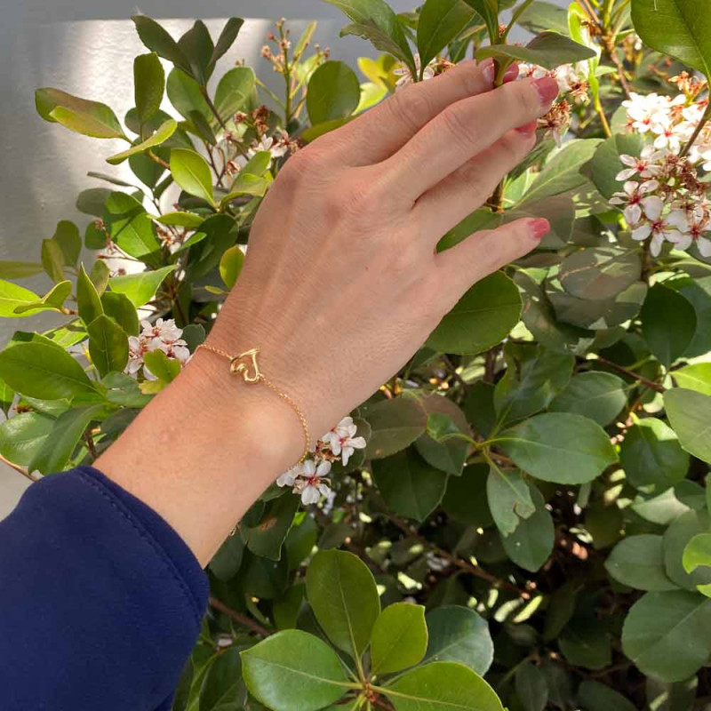 pulsera plata bañada en oro con un corazon asimetrico