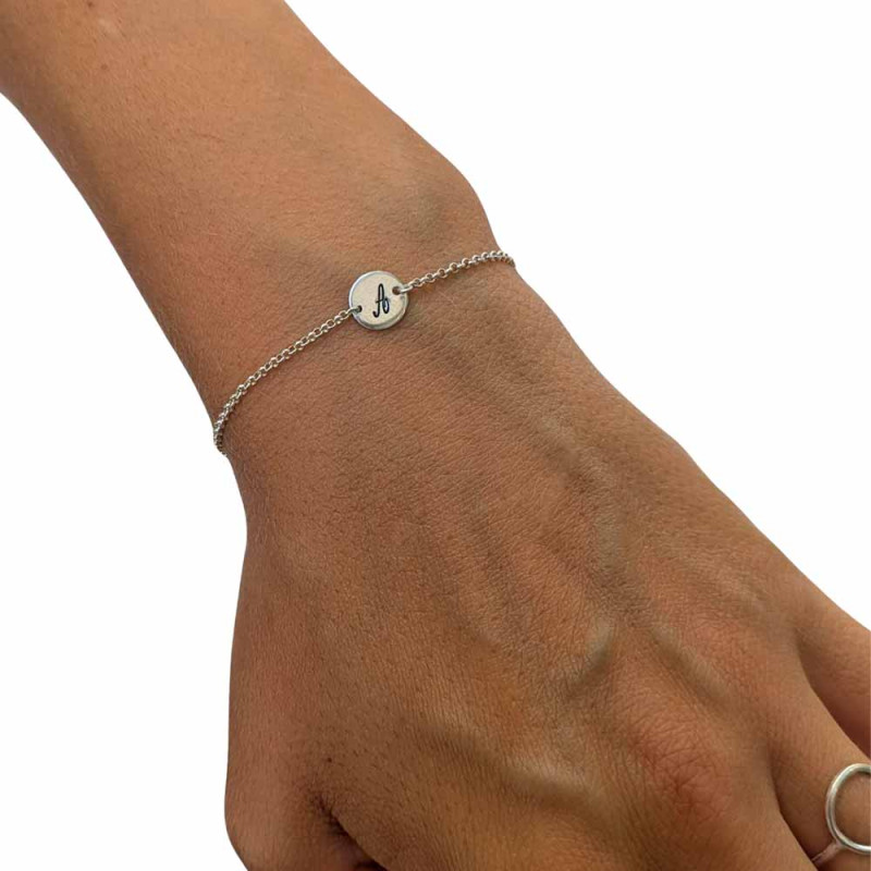 pulsera de cadena  de plata con medalla pequeña con inicial grabada