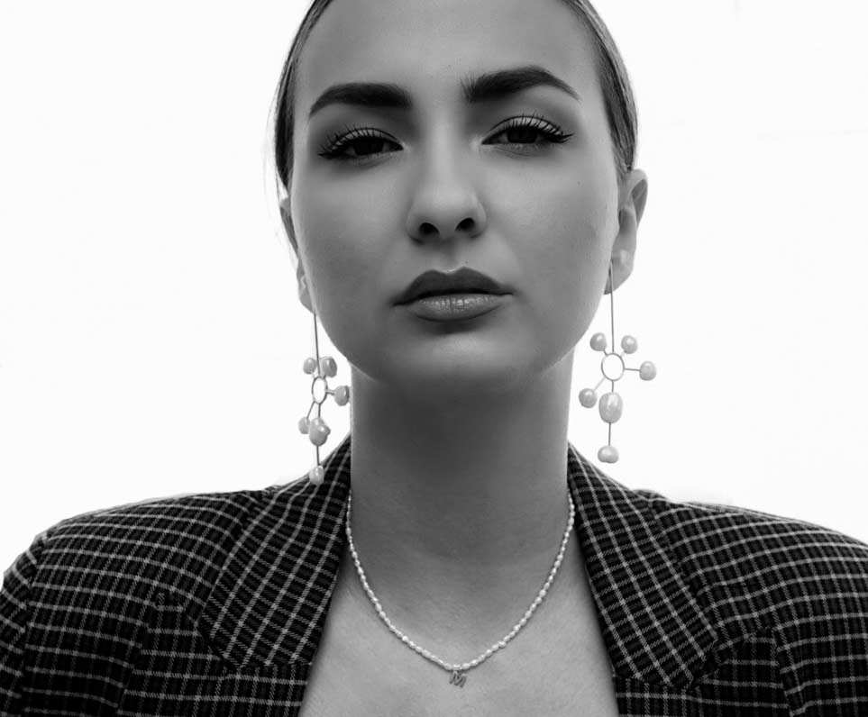 Discounts with jewelry model